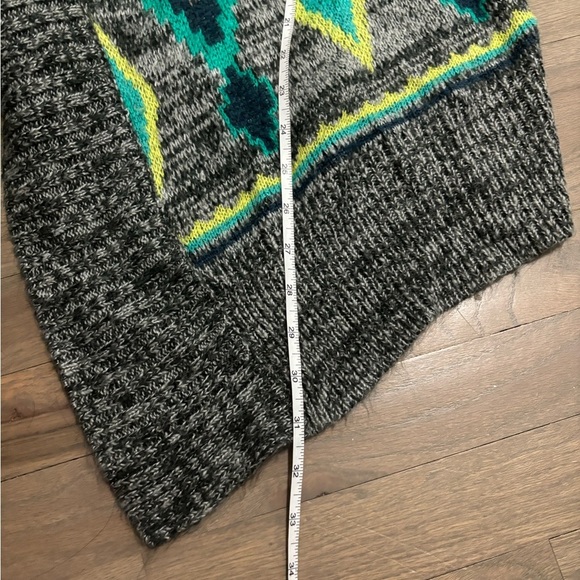 Roxy Cozy Cardigan with Aztec Print. Medium - Picture 5 of 5